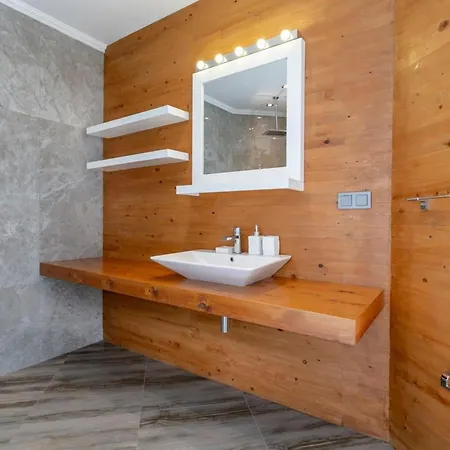 Sleeps 8 With Pool Air Con And Wifi 칼칸