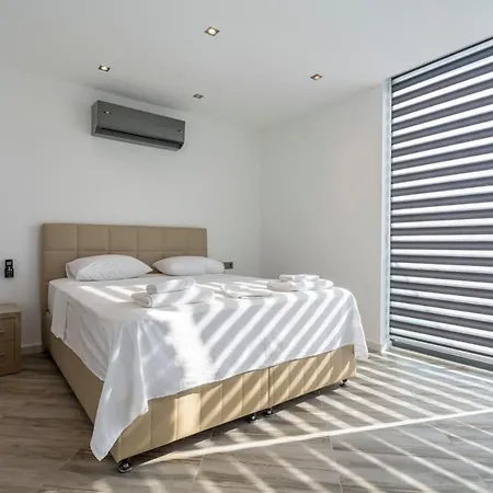 Sleeps 8 With Pool Air Con And Wifi *