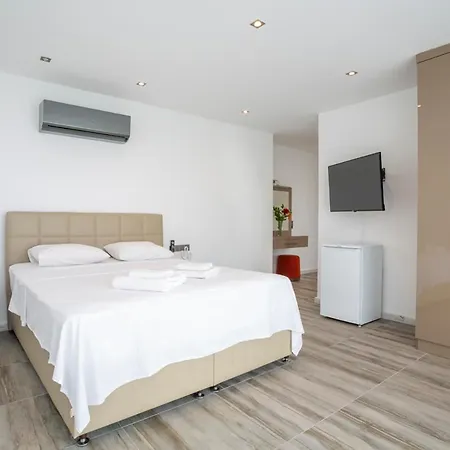 Sleeps 8 With Pool Air Con And Wifi 빌라 *