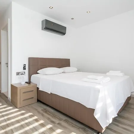 Sleeps 8 With Pool Air Con And Wifi 빌라
