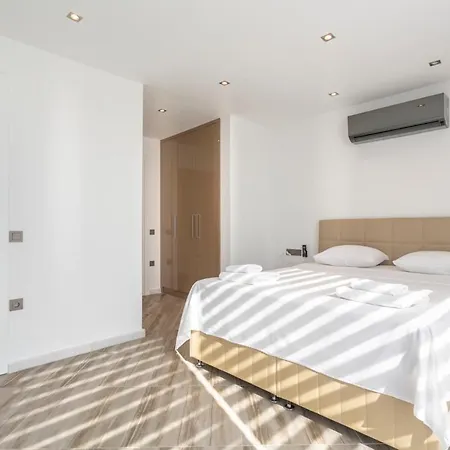 Sleeps 8 With Pool Air Con And Wifi